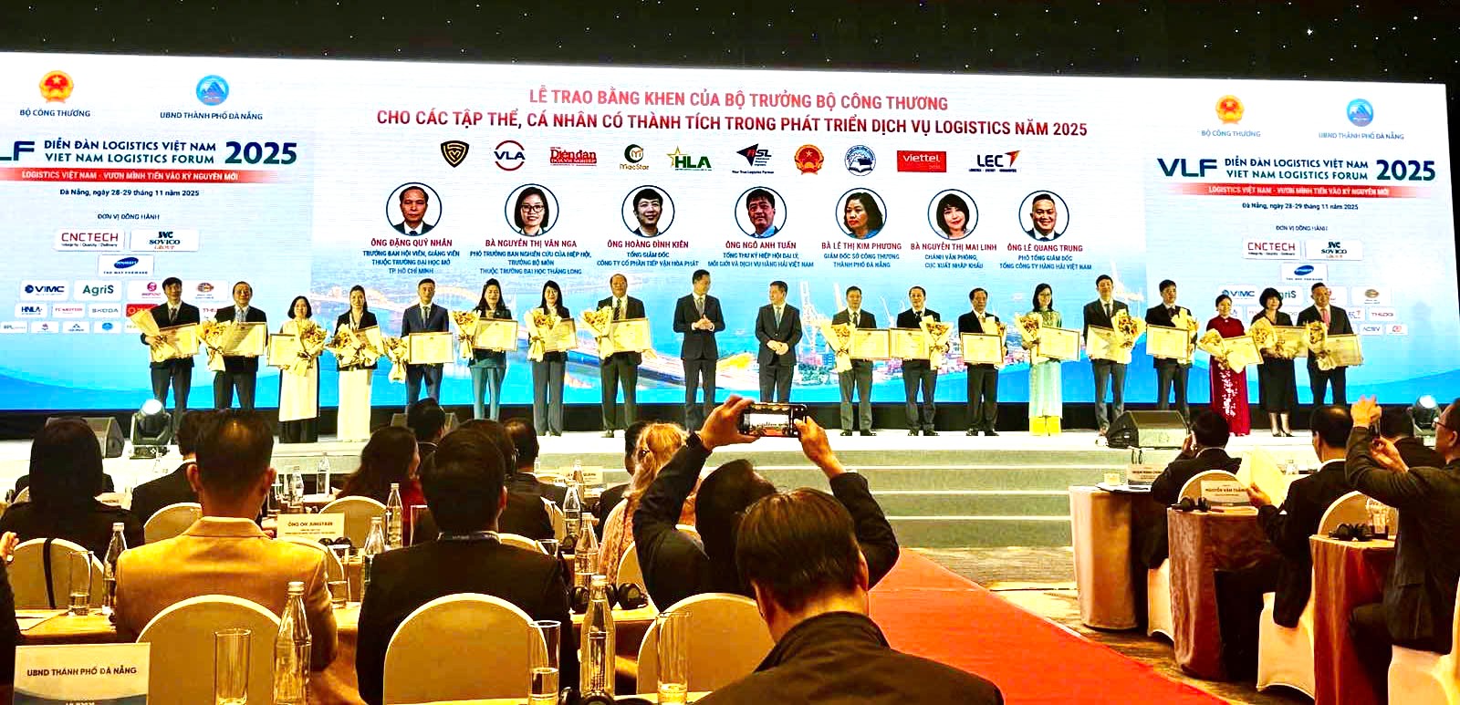 ASL LOGISTICS VINH DỰ ĐƯỢC BỘ TRƯỞNG BỘ CÔNG THƯƠNG TRAO TẶNG BẰNG KHEN TẠI DIỄN ĐÀN LOGISTICS VIỆT NAM 2025